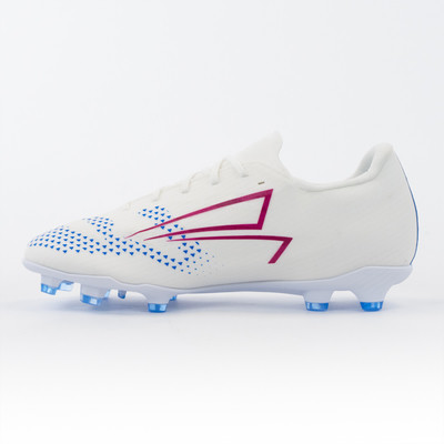 Weißer Fußballschuh mit blauen Dreiecken und rotem Logo. Weißer Fußballschuh mit blauen Dreiecken und rotem Logo.