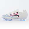 Weißer Fußballschuh mit blauen Dreiecken und rotem Logo.