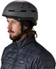 Mann mit grauem Helm und gesteppter Jacke mit Patagonia-Logo.