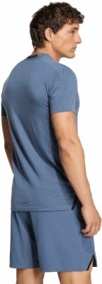 Ein Mann in einem blauen T-Shirt und Shorts blickt über die Schulter. Ein Mann in einem blauen T-Shirt und Shorts blickt über die Schulter.