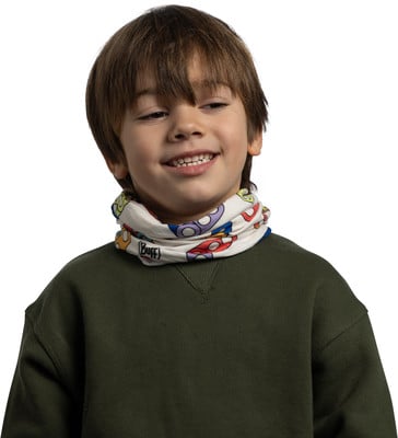 Ein Junge mit braunen Haaren trägt einen grünen Pullover und einen bunten Schlauchschal.