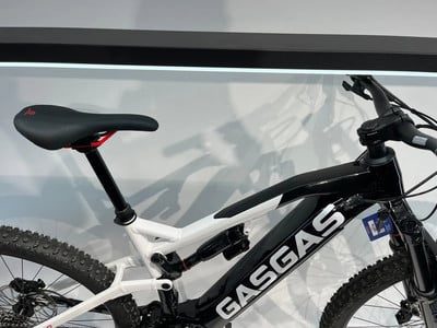 Ein schwarz-weißes E-Mountainbike mit Federung und GASGAS-Logo. Ein schwarz-weißes E-Mountainbike mit Federung und GASGAS-Logo.