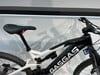 Ein schwarz-weißes E-Mountainbike mit Federung und GASGAS-Logo.