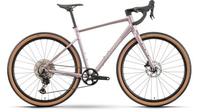 Rosa Gravelbike mit braunen Reifen und schwarzen Komponenten. Rosa Gravelbike mit braunen Reifen und schwarzen Komponenten.