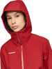 Eine Frau in einer roten Jacke mit Kapuze und Mammut-Logo.