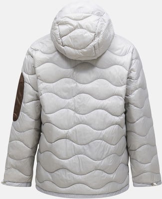 Rückansicht einer gesteppten Kapuzenjacke mit braunen Ärmeldetails. Rückansicht einer gesteppten Kapuzenjacke mit braunen Ärmeldetails.