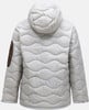 Rückansicht einer gesteppten Kapuzenjacke mit braunen Ärmeldetails.