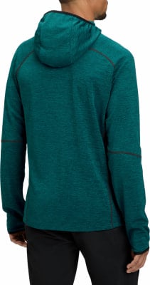 Mann in dunkelgrünem Kapuzenpullover und schwarzer Hose. Mann in dunkelgrünem Kapuzenpullover und schwarzer Hose.