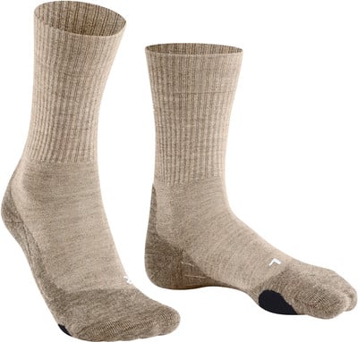 Die Socken sind aus braunem Strick mit dunkleren Verstärkungen an Ferse und Spitze gefertigt.