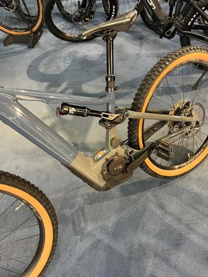 Detail eines E-Mountainbikes mit Dämpfer, Bosch-Motor und orangefarbenen Reifen. Detail eines E-Mountainbikes mit Dämpfer, Bosch-Motor und orangefarbenen Reifen.