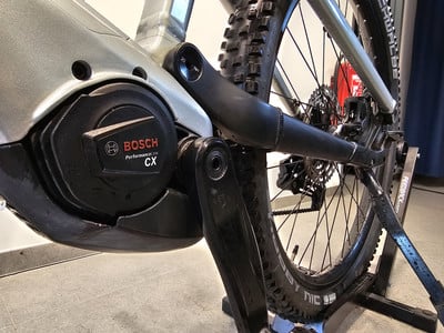 Detail eines E-Bikes mit Bosch Performance CX Motor.