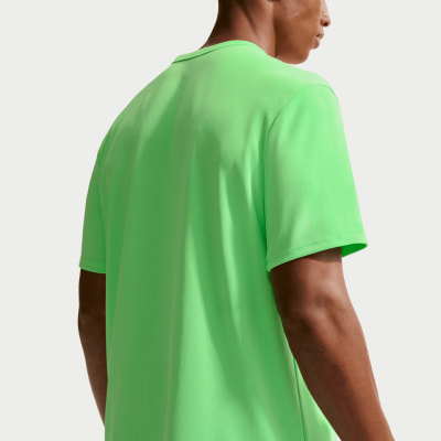 Mann in einem leuchtend grünen kurzärmeligen T-Shirt von hinten gesehen.
