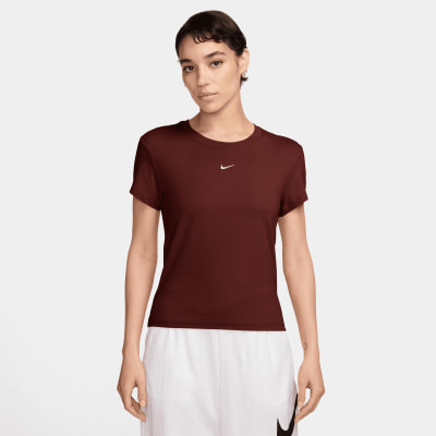 Damen-Weinrot-T-Shirt von Nike mit Logo auf der Brust. Damen-Weinrot-T-Shirt von Nike mit Logo auf der Brust.