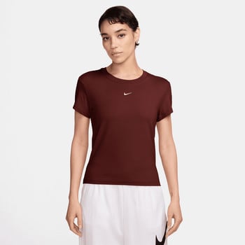 Damen-Weinrot-T-Shirt von Nike mit Logo auf der Brust.