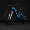 Ein blaues Mountain-E-Bike mit Federung auf schwarzem Hintergrund.