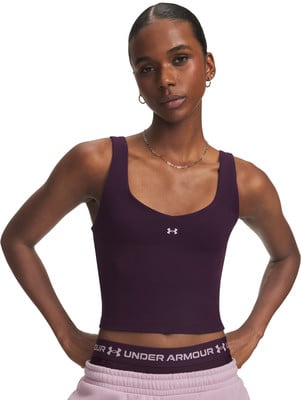 Model in dunkelviolettem Crop-Top und rosafarbener Jogginghose mit Under Armour Logo.