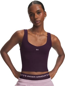 Model in dunkelviolettem Crop-Top und rosafarbener Jogginghose mit Under Armour Logo.