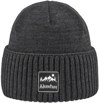 Dunkelgraue Strickmütze mit Berg-Logo und dem Schriftzug Adventure. Dunkelgraue Strickmütze mit Berg-Logo und dem Schriftzug Adventure.