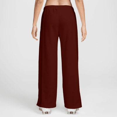 Damen-Hose in Bordeauxrot mit weitem Bein und weißem Schuh. Damen-Hose in Bordeauxrot mit weitem Bein und weißem Schuh.