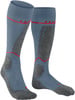 Blaue Skisocken mit roten Details und Falke-Logo.