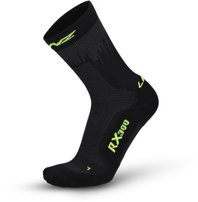 Schwarzer Sportsocken mit neongrünen Details und Logo. Schwarzer Sportsocken mit neongrünen Details und Logo.