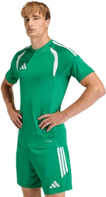 Mann in einem grünen Adidas Trikot und Shorts mit weißen Streifen. Mann in einem grünen Adidas Trikot und Shorts mit weißen Streifen.