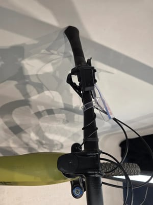 Detail des Mountainbike-Lenkers mit Display und Kabel. Detail des Mountainbike-Lenkers mit Display und Kabel.