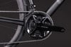 Detailaufnahme der Kurbel und Kette eines Fahrrads mit Shimano 105 Schriftzug.