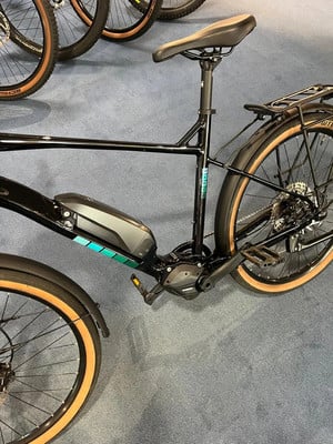 Detail eines Elektrofahrrads mit schwarzem Rahmen, Akku und Schutzblechen. Detail eines Elektrofahrrads mit schwarzem Rahmen, Akku und Schutzblechen.