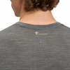 Rückseite eines dunkelgrauen T-Shirts mit Merino-Woll-Logo.