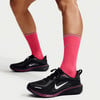 Schwarze Nike Laufschuhe mit rosa Socken und Details.