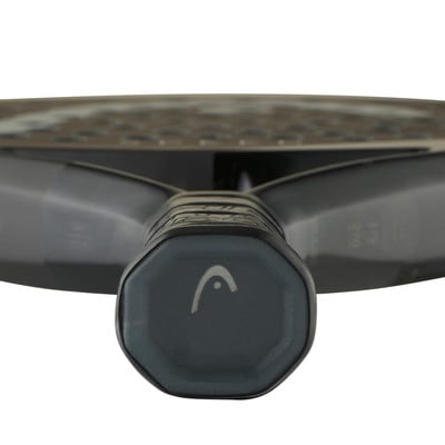 Detail des Griffs eines HEAD Tennisschlägers mit Logo auf weißem Hintergrund. Detail des Griffs eines HEAD Tennisschlägers mit Logo auf weißem Hintergrund.