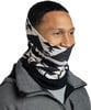 Mann mit schwarz-weißer Buff-Schalmaske und grauer Jacke.
