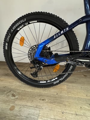 Hinterrad eines dunkelblauen Mountainbikes mit Schwalbe-Reifen. Hinterrad eines dunkelblauen Mountainbikes mit Schwalbe-Reifen.