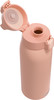 Eine rosa Flasche mit Klappdeckel und Schlaufe, mit Logo am unteren Teil.