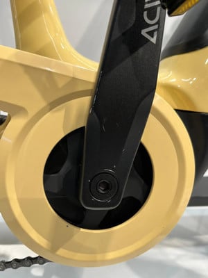 Detail eines Fahrrad-Kurbelarms mit Kettenschutz und Rahmenteil. Detail eines Fahrrad-Kurbelarms mit Kettenschutz und Rahmenteil.