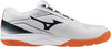 Weißer Sportschuh mit orangefarbener Sohle und schwarzem Logo.