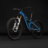 Blaues Mountain-E-Bike mit Federung und goldener Sattelstütze.