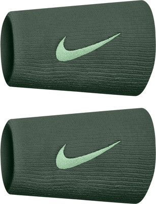 Zwei dunkelgrüne Stoff-Schweißbänder mit Nike-Logo. Zwei dunkelgrüne Stoff-Schweißbänder mit Nike-Logo.