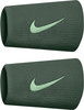 Zwei dunkelgrüne Stoff-Schweißbänder mit Nike-Logo.