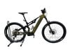 Grünes Genesis Mountain E-Bike auf Ständer, Detail des Vorderrads.