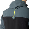 Rückansicht einer Herrenjacke mit Kapuze in Dunkelgrau und Schwarz.