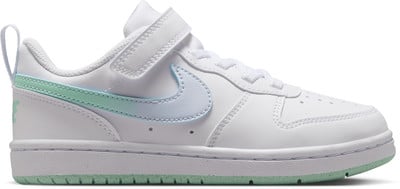 Biele tenisky Nike s pastelovým logom a zelenými detailmi. Biele tenisky Nike s pastelovým logom a zelenými detailmi.
