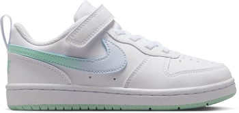 Biele tenisky Nike s pastelovým logom a zelenými detailmi.