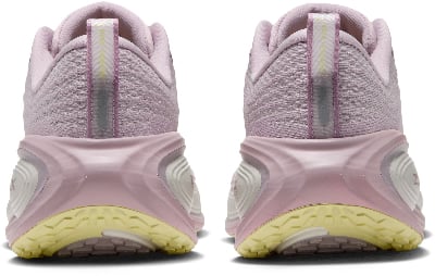 Rückansicht von linken und rechten rosa Laufschuhen mit markanter Sohle. Rückansicht von linken und rechten rosa Laufschuhen mit markanter Sohle.