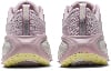 Rückansicht von linken und rechten rosa Laufschuhen mit markanter Sohle.