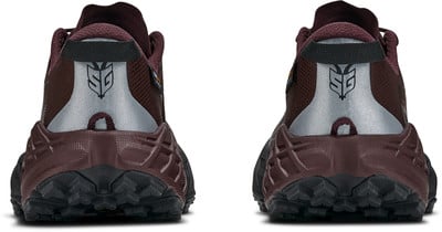 Rückansicht eines Paares dunkelweinfarbener Laufschuhe mit Logo. Rückansicht eines Paares dunkelweinfarbener Laufschuhe mit Logo.