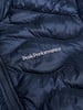 Detail einer dunkelblauen Daunenjacke mit Peak Performance Logo.