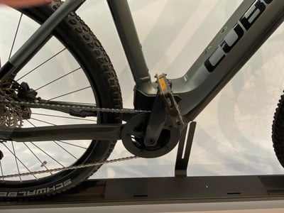 Detail eines Elektrofahrrads mit Kette und Kurbeln auf einem Ständer. Detail eines Elektrofahrrads mit Kette und Kurbeln auf einem Ständer.
