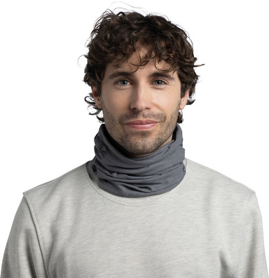Ein Mann mit braunen lockigen Haaren trägt einen grauen Schlauchschal und einen Pullover. Ein Mann mit braunen lockigen Haaren trägt einen grauen Schlauchschal und einen Pullover.